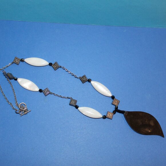 Mother of Pearl Pendant Necklace - Picture 2 of 3